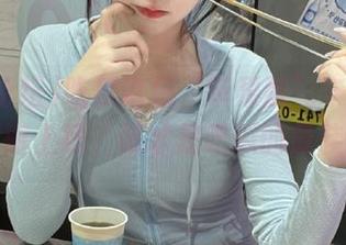 吃瓜论坛“苹果版”与“网页版”同时上线，谁才是吃瓜的最佳选择？